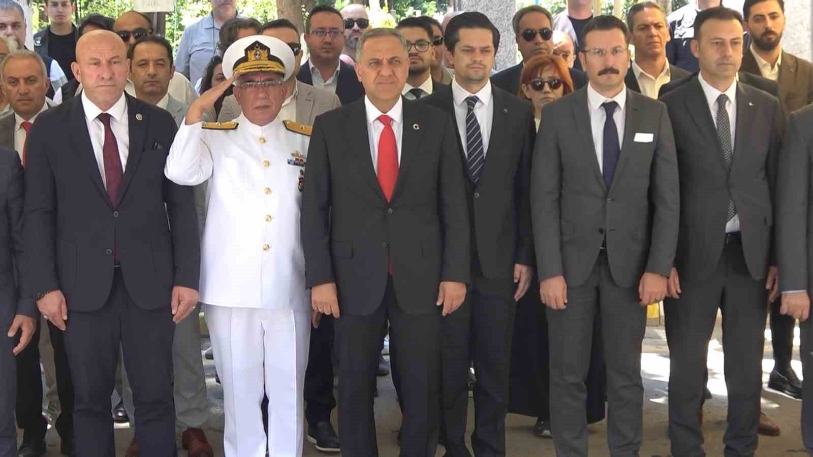 yalova-da-sehitler-mezarlari-basinda-anildi