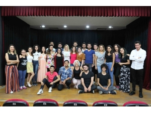 İş Stresini Tiyatroyla Atıyorlar