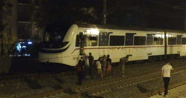 İzmir Treni Raylardaki Sorun Nedeniyle Durduruldu, Yolcular Başka Trene Sevk Edildi