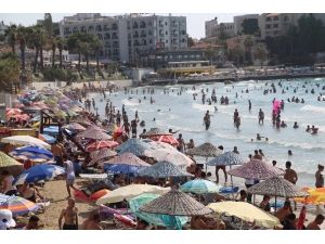 Kuşadası Plajlarında İnsan Seli