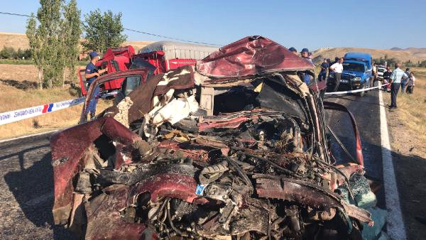 Çorum'da Katliam Gibi Kaza! Tir'la Çarpışan Otomobildeki Aynı Aileden 5 Kişi Öldü