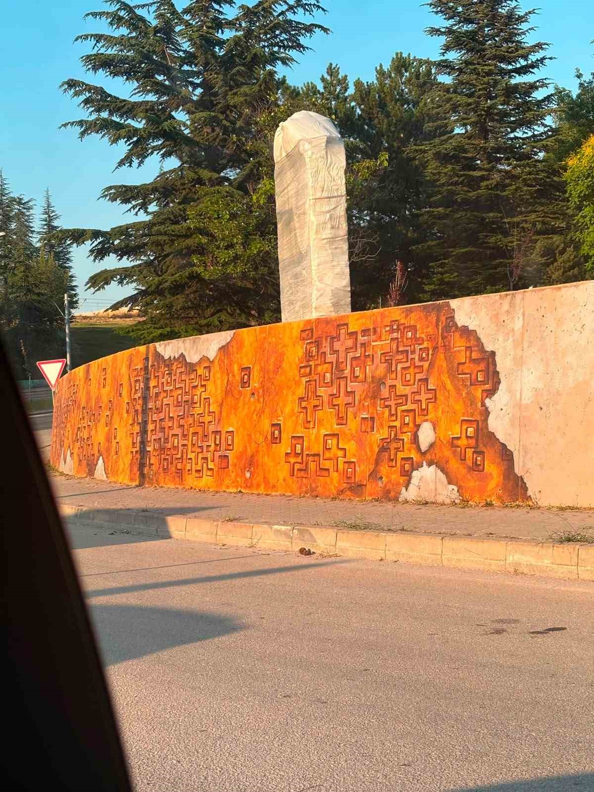 eskisehir-de-bir-parkin-duvarlarindaki-hac-figurlerine-tepki