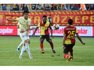 Spor Toto Süper Lig: Göztepe: 0 - Fenerbahçe: 0 (İlk Yarı)