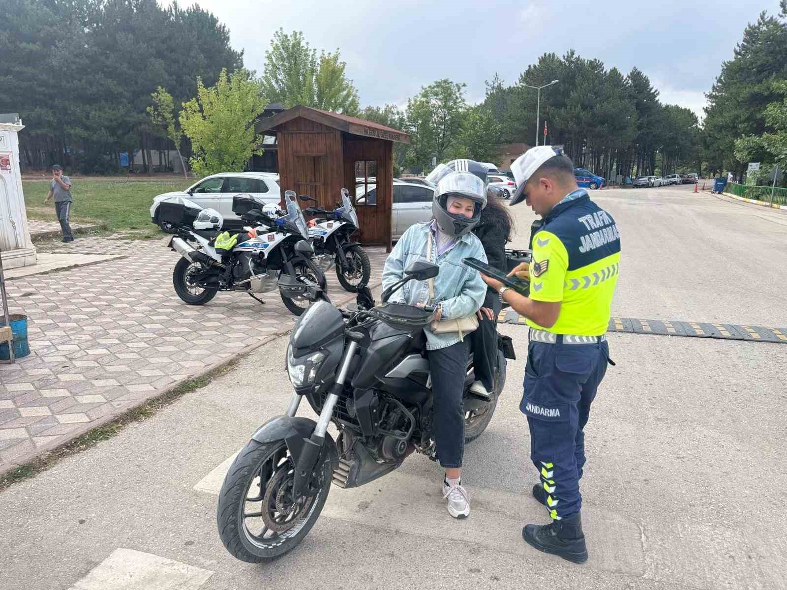 jandarmadan-motosiklet-surucusu-denetimi-ve-egitim-faaliyeti