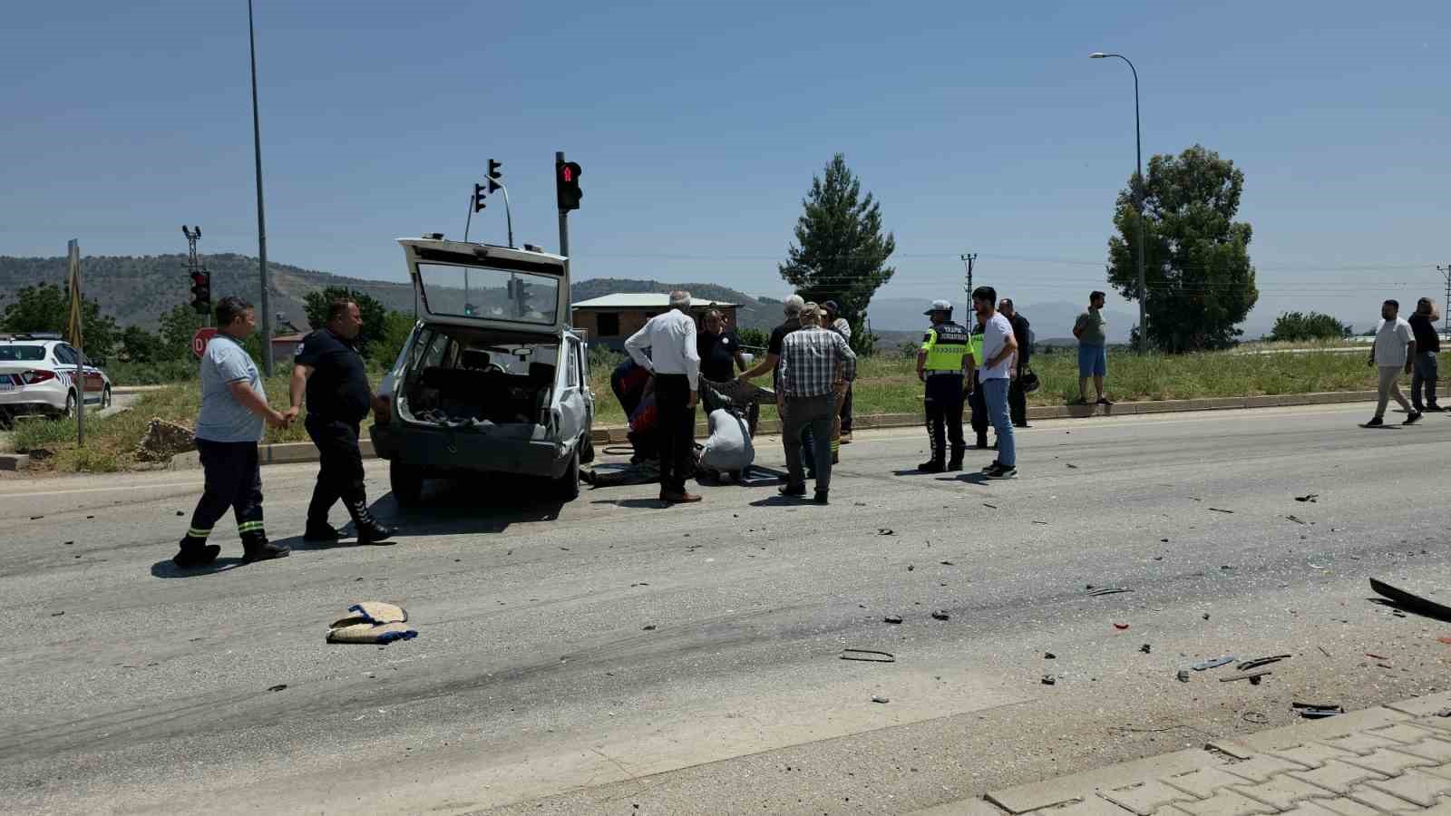 hatay-da-seyir-halindeki-iki-otomobil-carpisti-1-i-agir-2-yarali