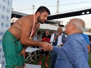 Mut’ta Başpehlivan Ömer Faruk Kalender Oldu