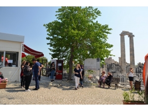 Apollon Tapınağı’na Turist Akını