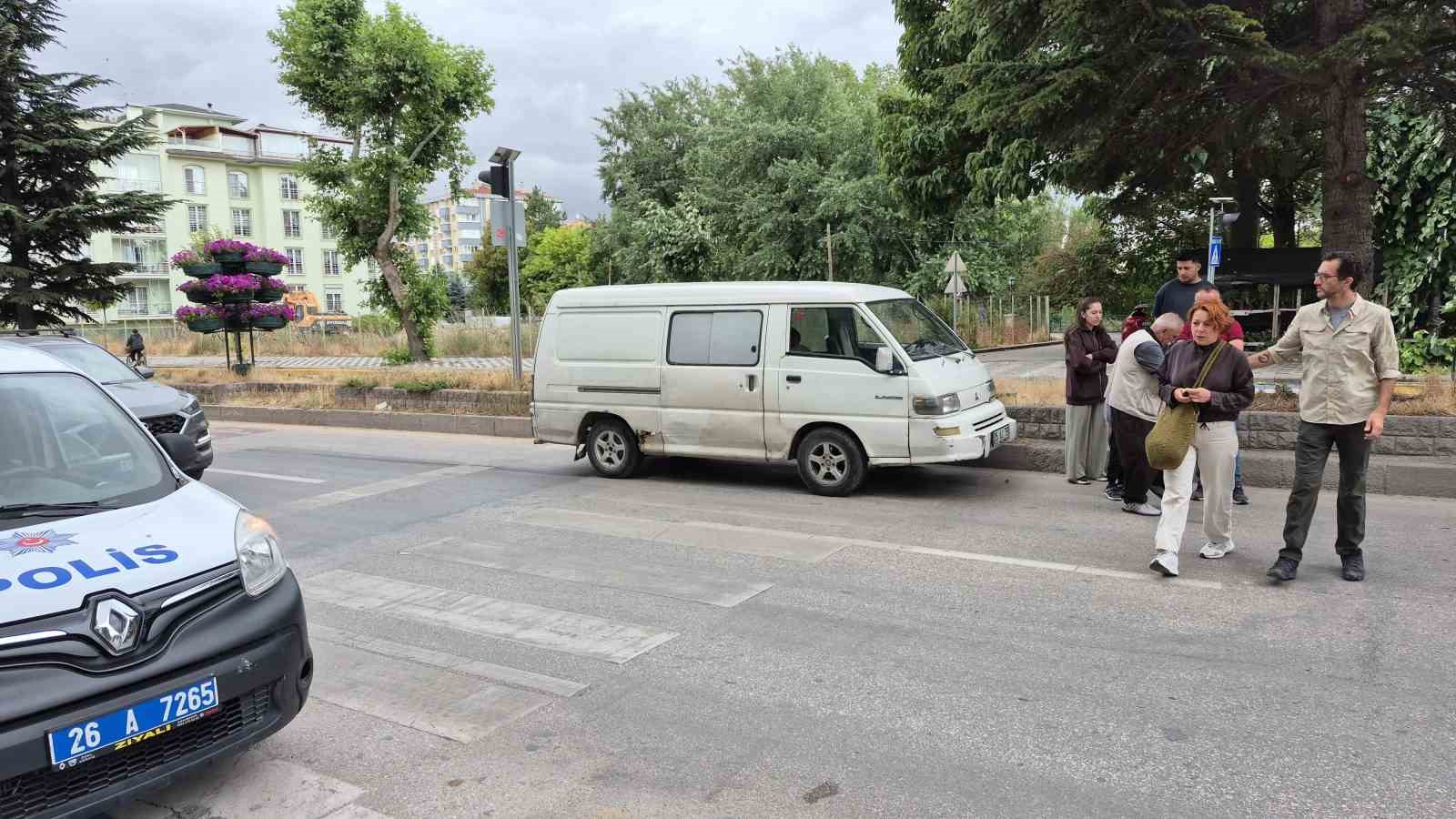 yaya-gecidinde-duramayan-minibus-anneanne-ve-torununa-carpti