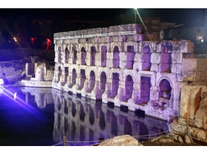 2 Bin Yıllık Roma Hamamı Gece Görüntüsüyle Göz Kamaştırdı