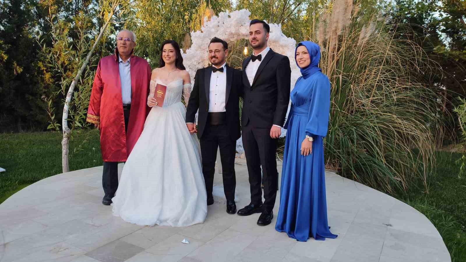 baskan-arslan-genc-cifti-mutlu-gunlerinde-yalniz-birakmadi
