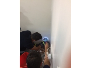 Bacaya Sıkışan Kuşu İtfaiye Kurtardı