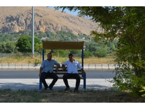 Adilcevaz Sahiline Oturma Bankları Yerleştirildi