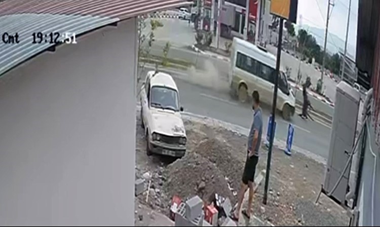 osmaniye-de-minibus-basibos-ata-carpti