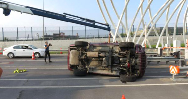 Avrasya Tüneli Girişinde Otomobil Devrildi! 3 Gişe Trafiğe Kapatıldı