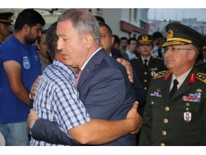Milli Savunma Bakanı Akar Ve Orgeneral Güler’den Şehit Ailesine Taziye Ziyareti