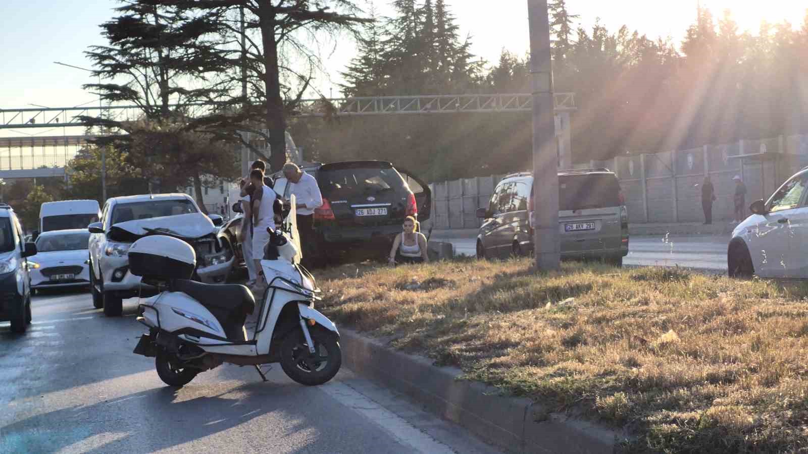 eskisehir-de-pikap-ile-carpisan-otomobil-refuje-cikti