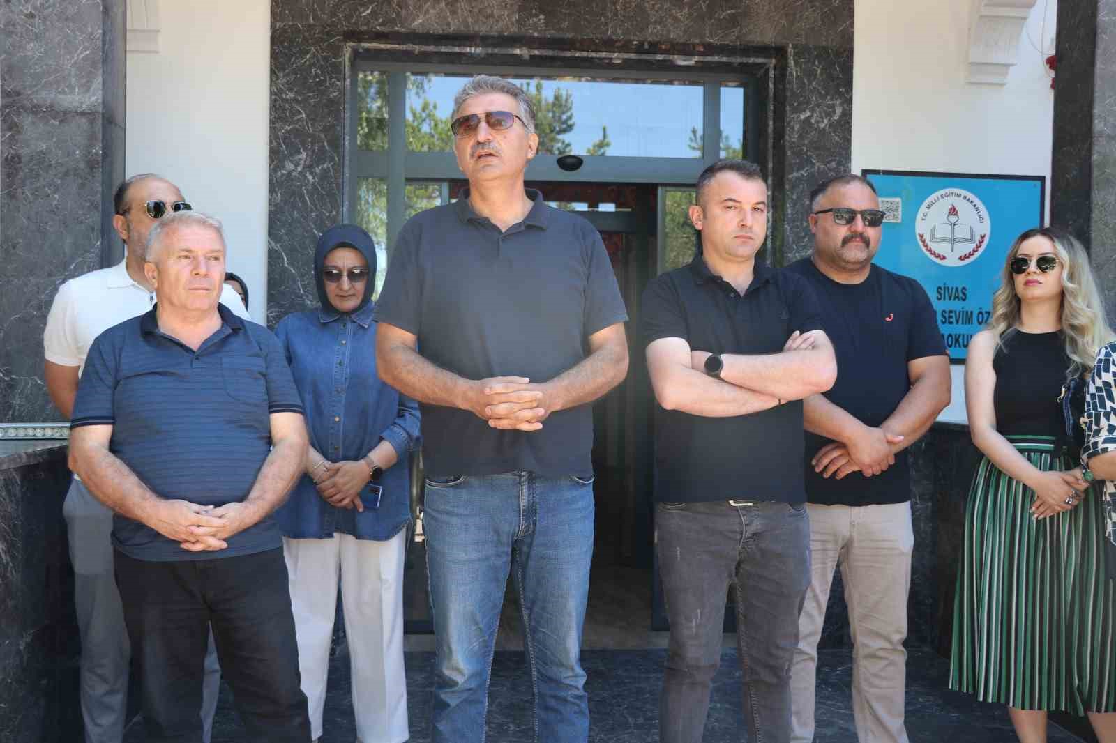 egitim-kurumu-konkordato-ilan-etti-veliler-okul-onunde-toplandi
