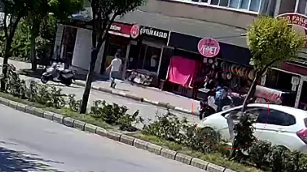 aldigi-takdir-belgesinin-sevinciyle-kosarken-otomobil-carpti