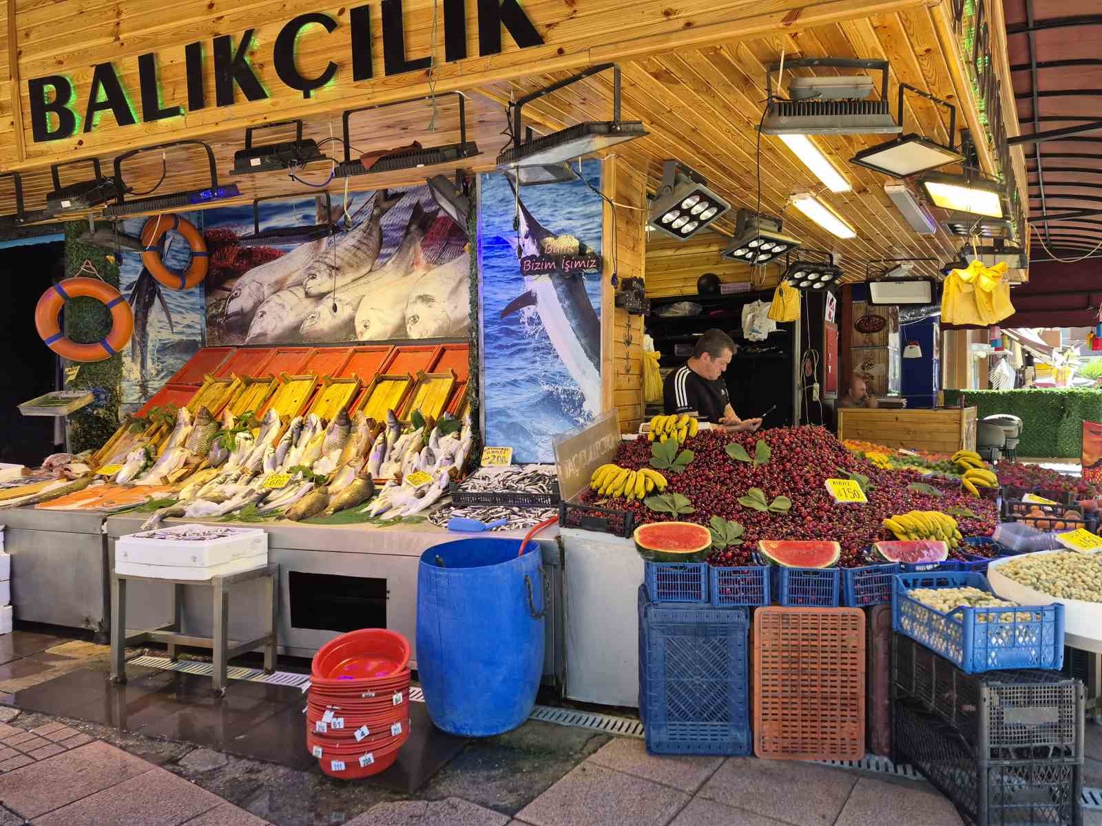 balik-tezgahlari-renk-degistirdi-yarisi-balik-yarisi-meyve