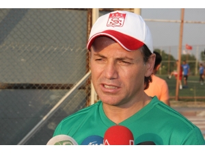 Tamer Tuna: "İzleyenlere Zevk Veren Bir Takımız"