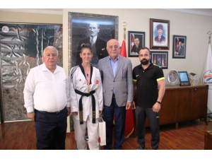 Başkan Seyfi Dingil Türkiye Şampiyonu Azra’yı Kutladı