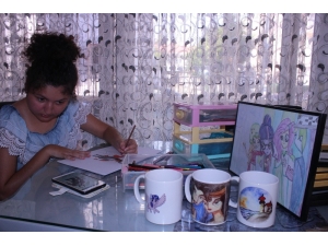 Sol Eline Hem Hayallerini Hem Hayatını Sığdırıyor