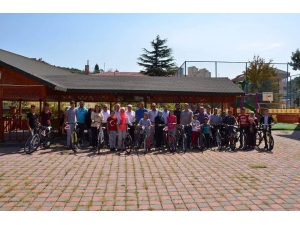 12 Çocuğa Bisiklet Hediye Edildi