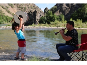 Davul Çalmaya 2 Yaşında Başladı, 5 Yaşında Profesyonellere Taş Çıkartıyor