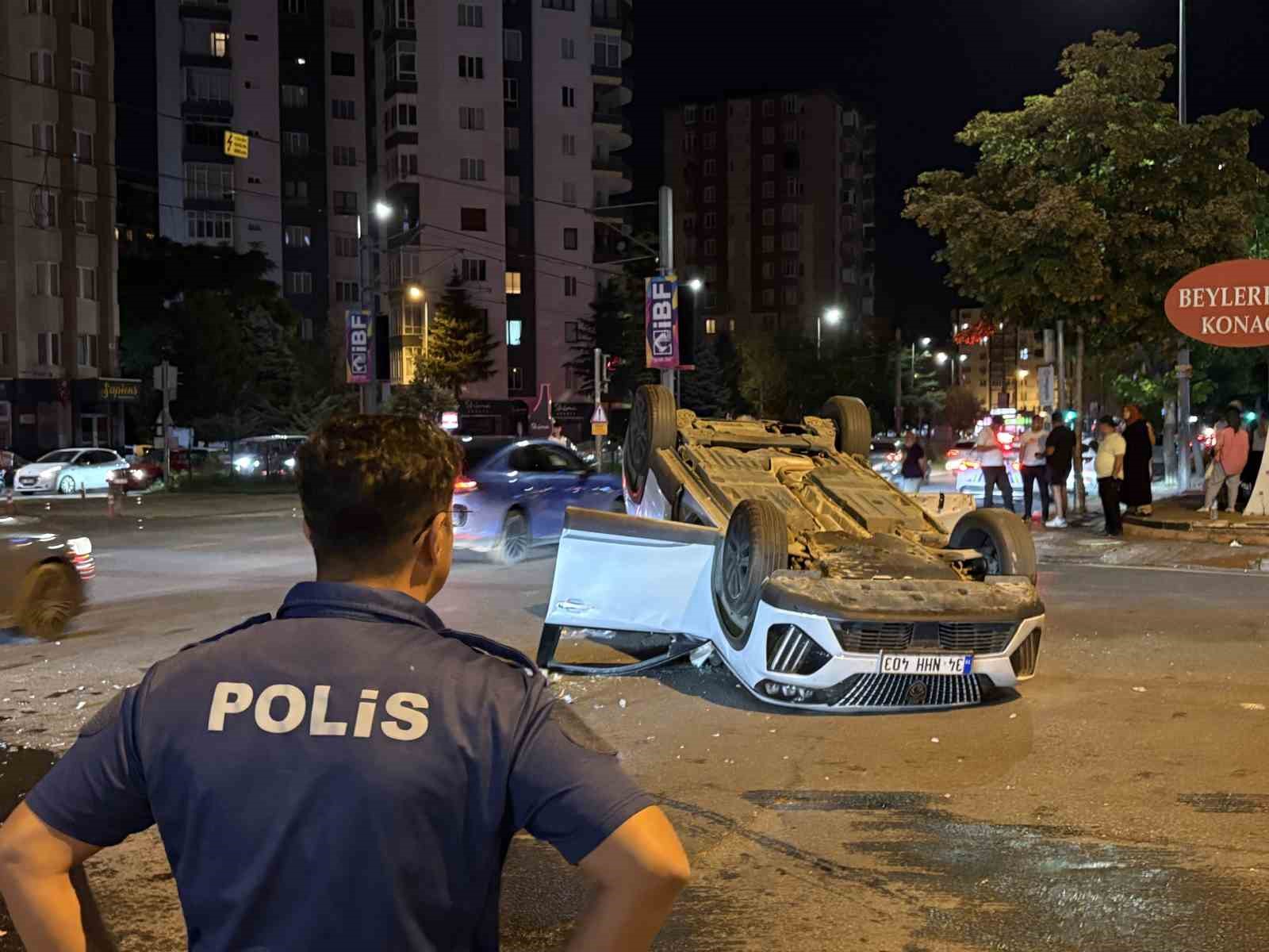 otomobille-carpisan-suv-arac-takla-atti-2-yarali