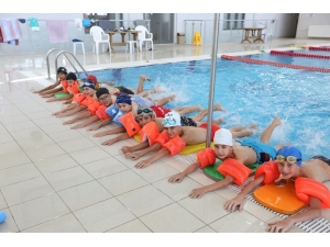 Öğrenciler Tatilin Keyfini Semt Konaklarında Çıkartıyor