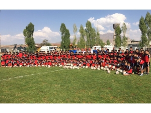 Van Büyükşehir Geleceğin Futbolcularını Yetiştiriyor