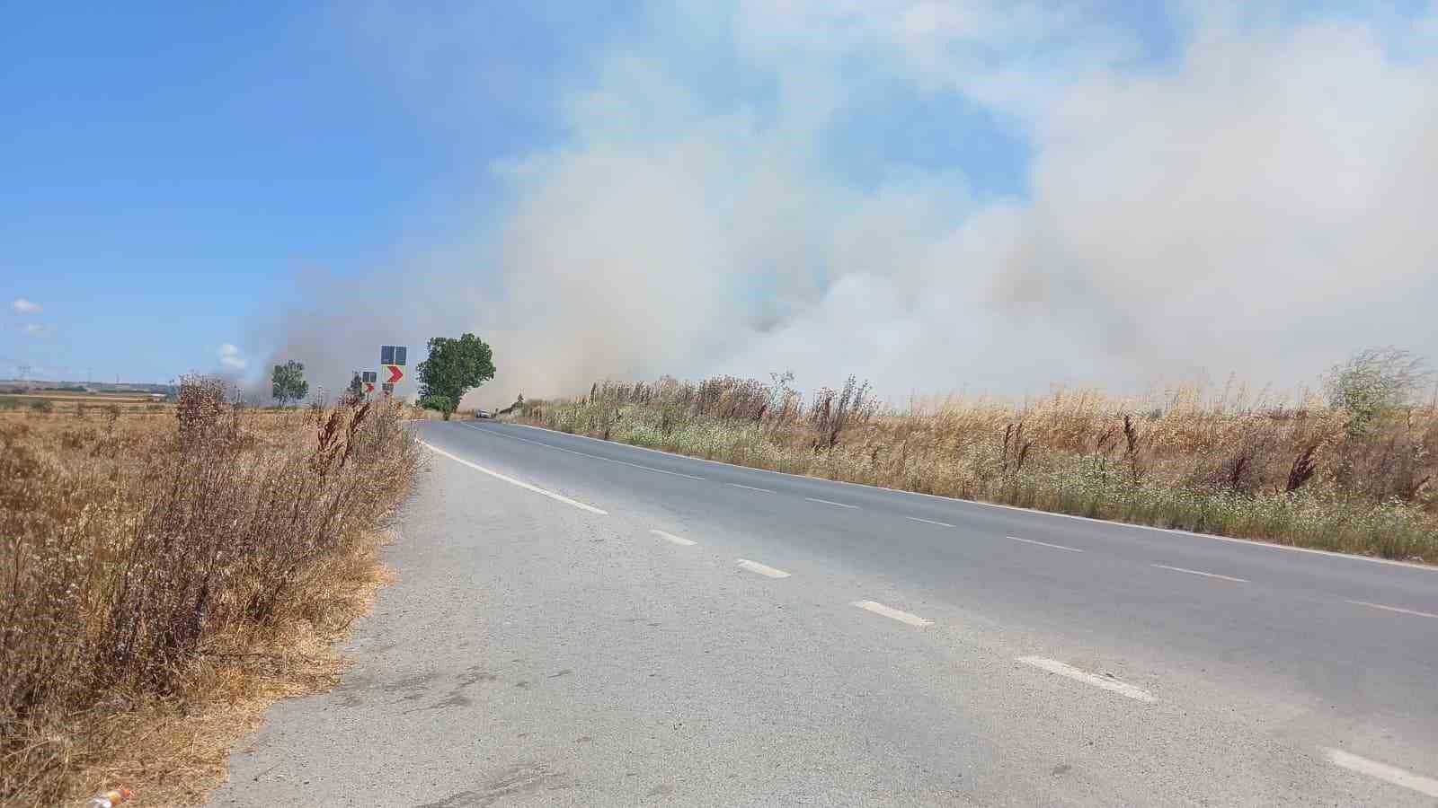 silivri-de-korkutan-tarla-yangini-polis-vatandaslari-uyardi
