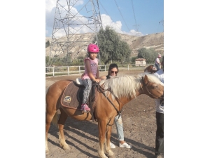 Nevü’de Engelli Çocuklara Atlı Terapi Uygulanıyor