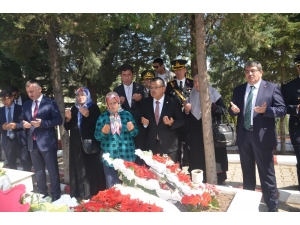 Protokol Üyelerinden Şehitlik Ziyareti