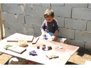 Minik Çocuk Susayınca Engel Tanımadı