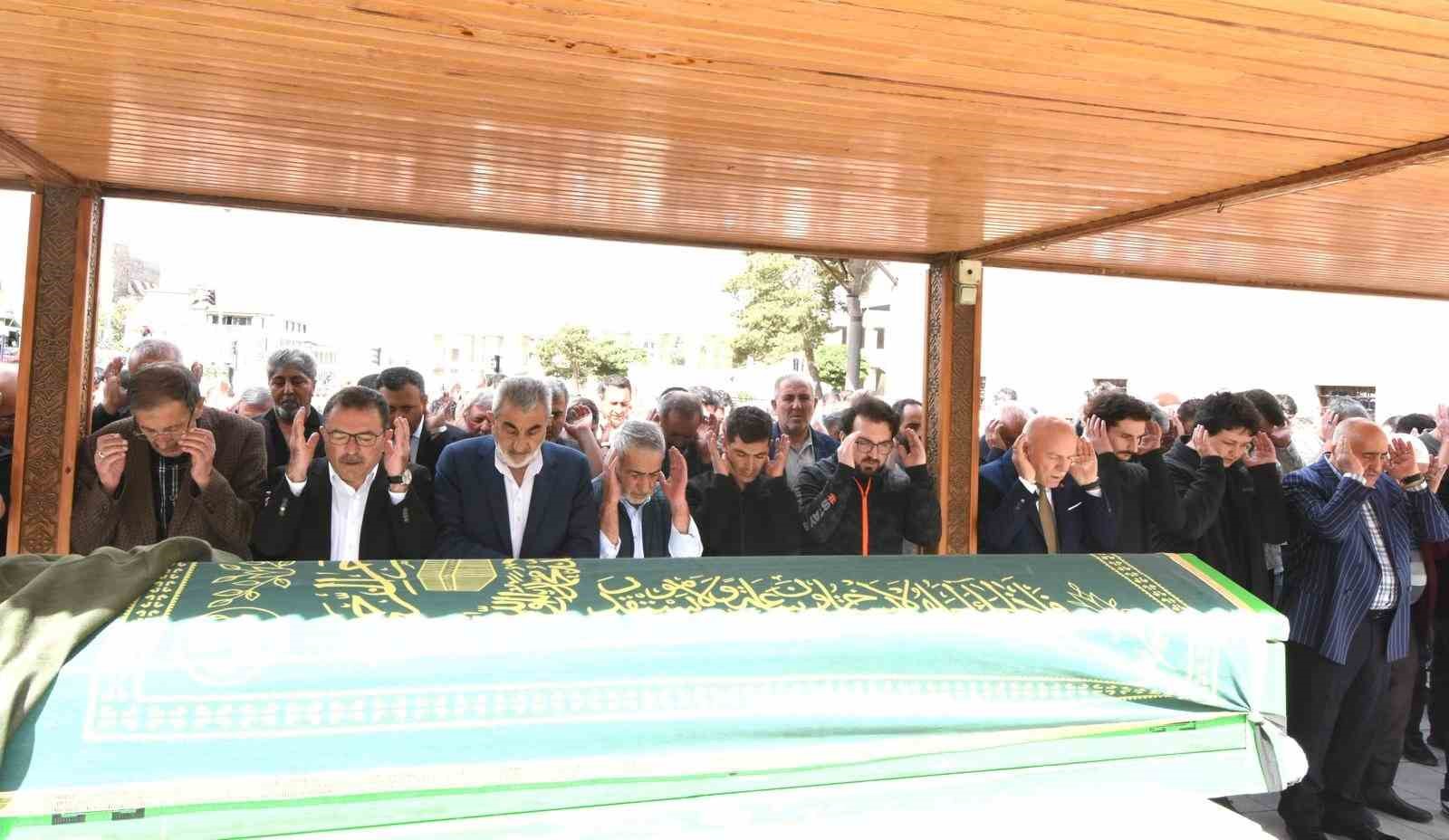 palandoken-belediyesi-eski-baskani-orhan-bulutlar-in-aci-gunu-kiz-kardesi-edibe-avci-son-yolculuguna-ugurlandi