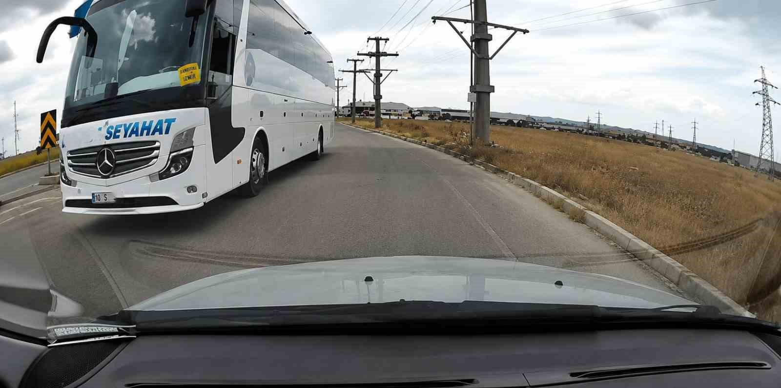 ters-yonden-cikan-yolcu-otobusu-tepki-cekti