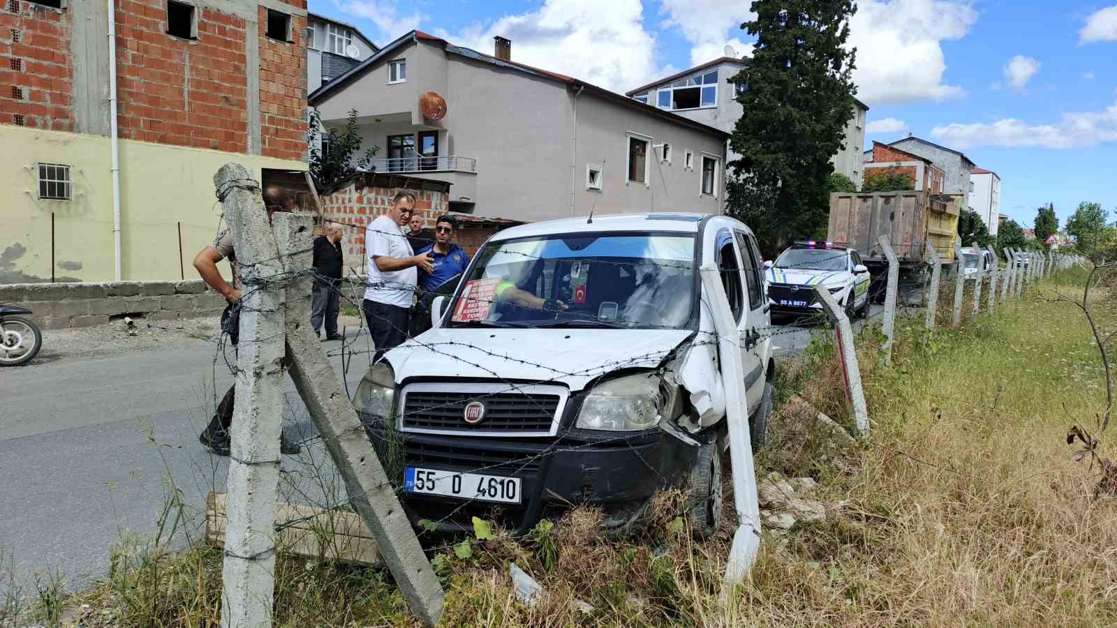 direksiyonda-rahatsizlanan-genc-dolmus-surucusu-mezarligin-tel-orgusune-carpti