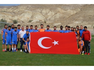 İskenderun Belediye Spor’lu Futbolculardan Bayraklı Zafer Bayramı Kutlaması