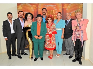 "Seninle Başım Dertte" Çeşme’de Sahnelendi