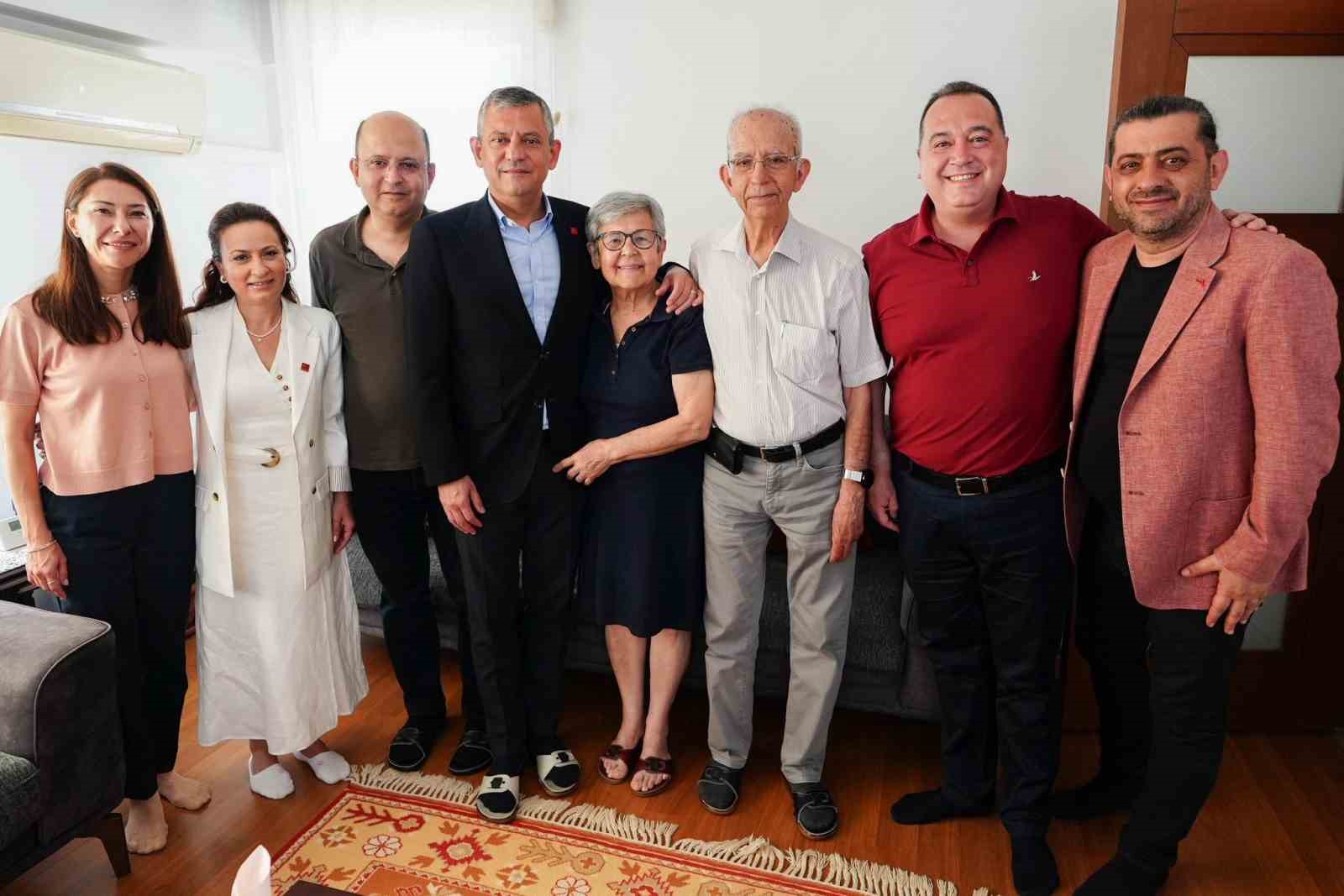 ozgur-ozel-den-anneler-gunu-nde-duygu-dolu-ziyaret