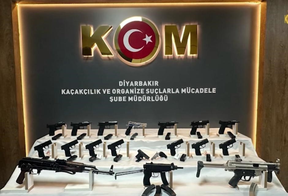 diyarbakir-da-bir-otomobilin-gizli-bolmelerinden-cok-sayida-silah-cikartildi