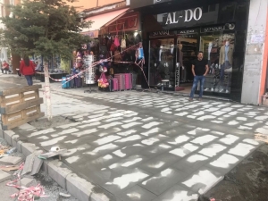 Kars’ta Kazımpaşa Caddesi’nin Kaldırımlarını Yeniliyor