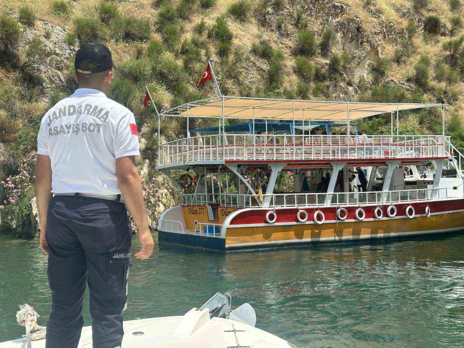 suruklenen-teknedeki-turistleri-jandarma-tahliye-etti