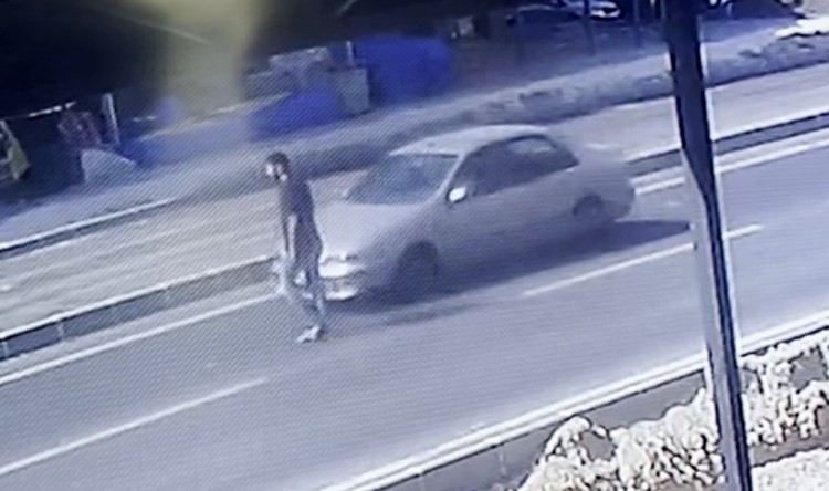 otomobil-yayaya-carpti-kaza-ani-kameraya-yansidi