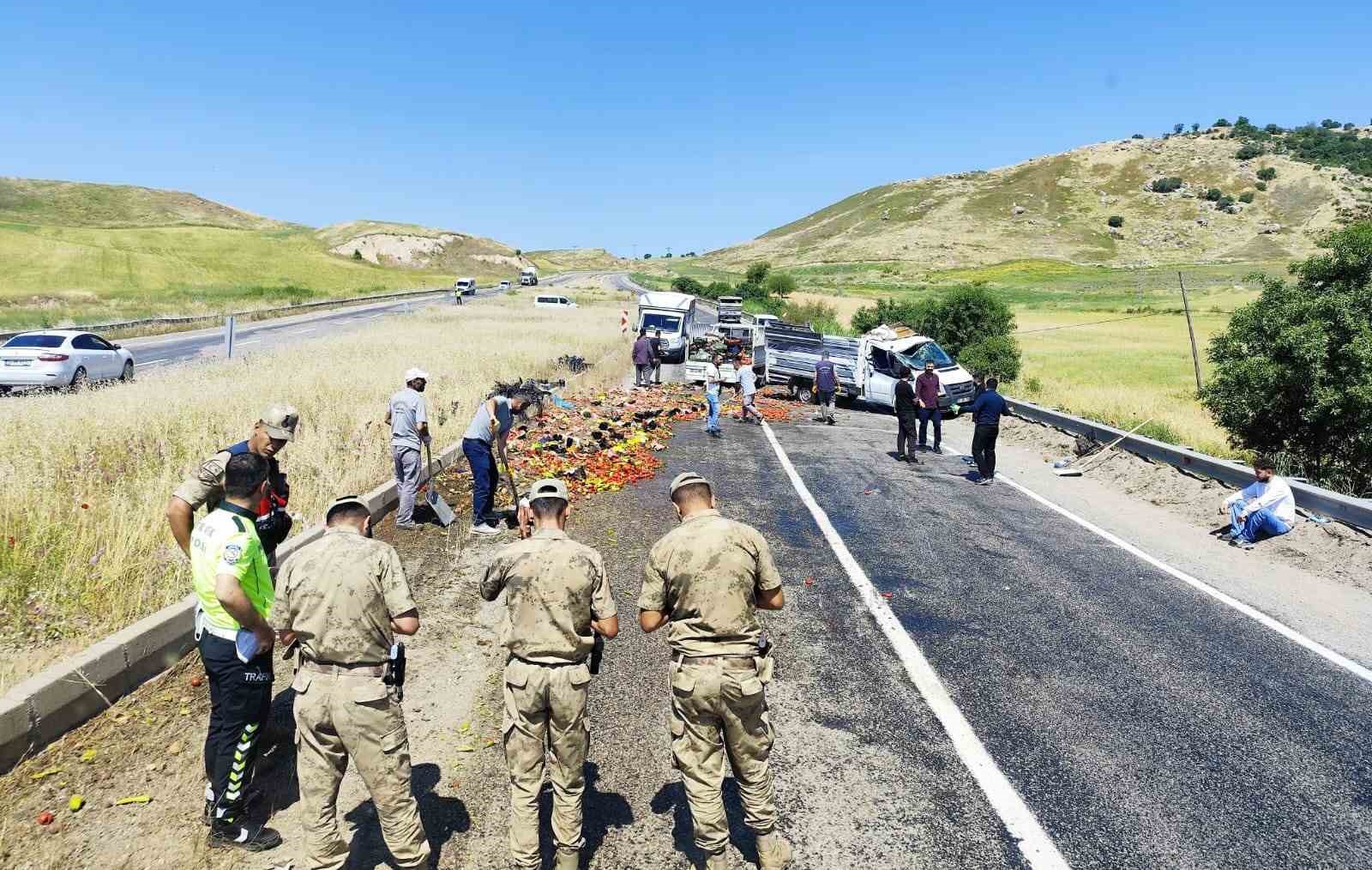 diyarbakir-da-sebze-yuklu-kamyonetin-tekeri-patladi-kasadan-savrulan-urunler-yolu-trafige-kapatti