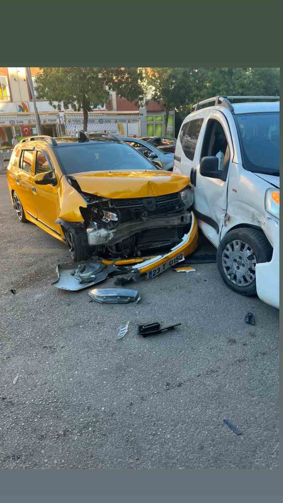 elazig-da-hafif-ticari-araclar-carpisti-1-yarali