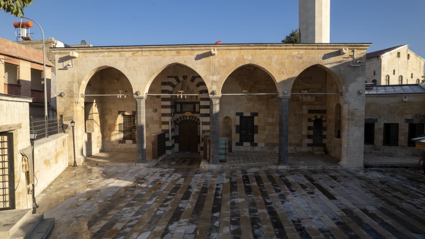 depremde-hasar-goren-iki-tarihi-cami-mevlid-kandili-nde-yeniden-ibadete-aciliyor