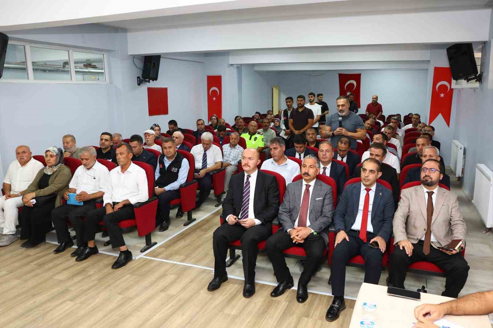 valiligin-halk-ve-guvenlik-toplantilari-suruyor