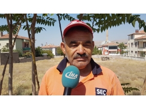 Çevre Dostu Vatandaş Kaldırımları Temizliyor